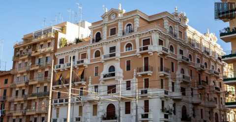 Bari, quel solenne edificio anni 30 nascosto dalla ferrovia: è il "barocco" Palazzo Noli